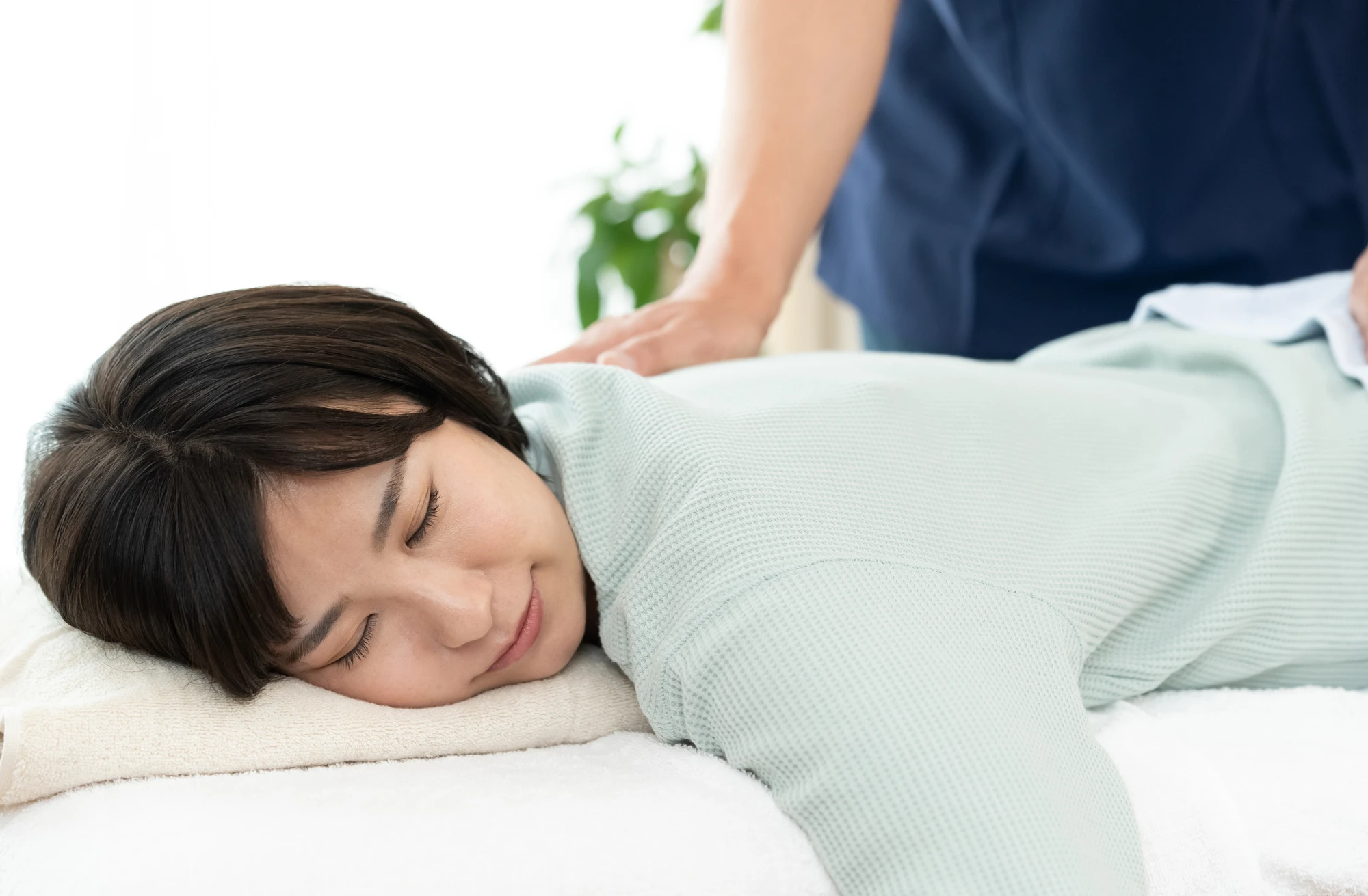 背中の痛みに伴う症状
